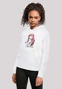 Hvit hettegenser med grafikk av en karakter med langt rødt hår, trykt i svart og rosa, med en frontlomme og snorhette.