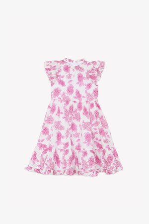 Valkoinen mekko, jossa on leveä helma ja lyhyet röyhelöhiha, jossa on vaaleanpunainen kukkakuosi yksityiskohtaisilla lehdillä.