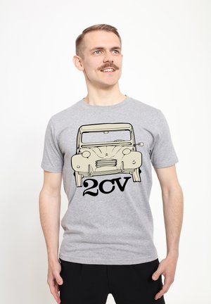 Grå bomulds t-shirt med et grafik af en vintagebil, mærket "2CV", i sort og beige farver. Klassisk crew neck design.