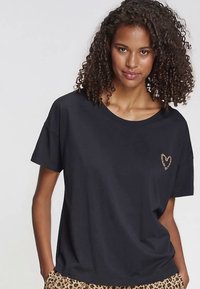 Zwart katoenen T-shirt met een ronde hals en korte mouwen, met een hartvormig luipaardprintontwerp op de linkerborst.