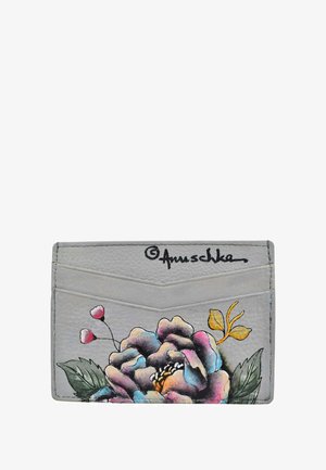 Graue Leder-Kartenhalter mit floralem Design in Pink und Gelb, drei schrägen Kartenfächern und einer Signatur in der oberen Ecke.