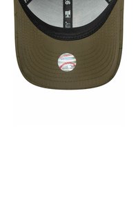 Olivenfarbene Baseballmütze mit einem geschwungenen schwarzen Schild, die auf der Unterseite ein kleines rundes Etikett mit einer Baseballgrafik zeigt.