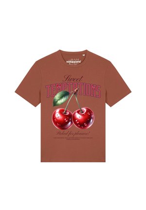 Braunes T-Shirt mit großem roten Kirschen- und grünem Blattmotiv, Text "Sweet Temptations" und kleinerer Phrase "Picked for pleasure!" auf der Vorderseite.
