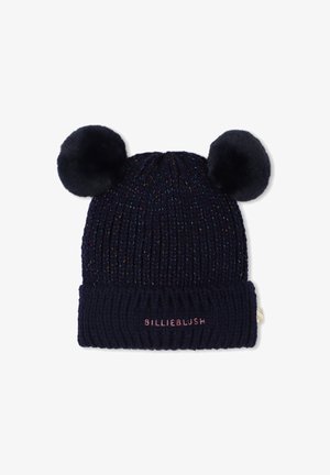 Granatowa dzianinowa czapka z dwiema sztucznymi pomponami z futerka, zdobiona kolorowymi metalicznymi nitkami oraz ściągaczem z wyhaftowanym napisem "BILLIEBLUSH" w kolorze różowym.