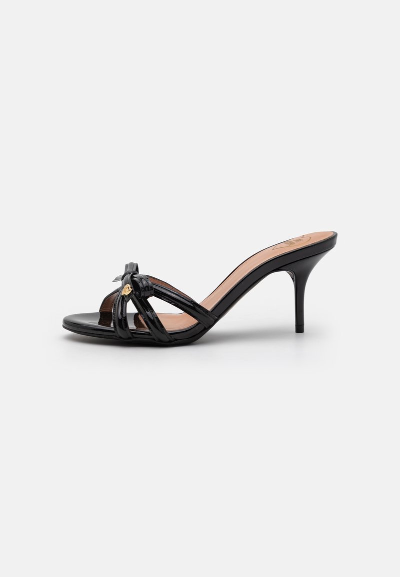 Črne lakirane sandale na visoki peti s prepletenimi trakovi, odprti sprednji del in gladek, ukrivljen podplat. Imajo eleganten stiletto peto.