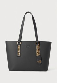 Svart tygväska av slätt syntetmaterial med två handtag prydda med gulddetaljer och en hängande etikett med texten "LOVE MOSCHINO".