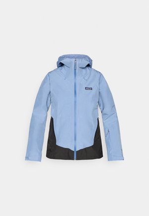 Helleblaue wasserdichte Jacke mit Kapuze, ausgestattet mit schwarzen Akzenten am unteren Rand, einem Frontreißverschluss und zwei seitlichen Taschen. Glatte Textur.