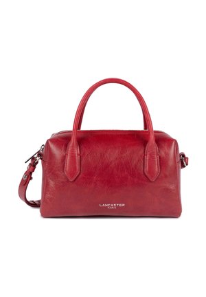 Sac à main en cuir rouge avec deux poignées, une bandoulière amovible, une fermeture éclair argentée et le logo "Lancaster Paris" sur un fond blanc.