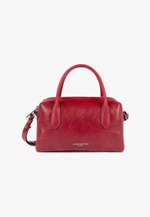 Sac à main en cuir rouge avec deux poignées, une bandoulière amovible, une fermeture éclair argentée et le logo "Lancaster Paris" sur un fond blanc.