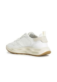 Sneaker bianca in pelle con una finitura testurizzata, design snodato, suola in gomma e un accento beige sul tallone. Include lacci e linguetta.