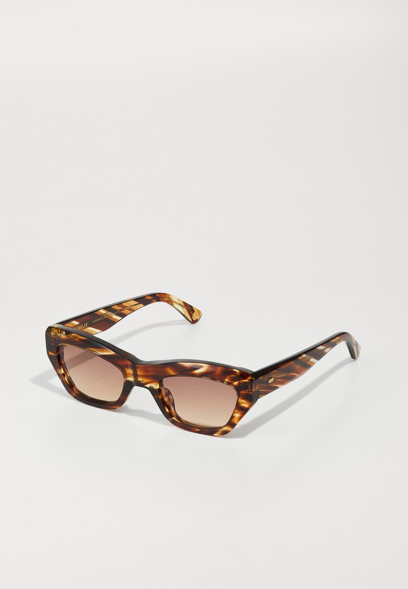 Schildpatt-Sonnenbrille mit einem massiven quadratischen Rahmen, Verlaufsgläsern und schlanken Bügeln mit einem dezenten Muster und Logodetail.