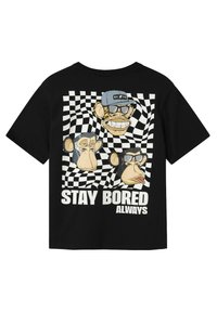 Must musta t-särk mustast puuvillast, millel on koomiksiliku ahvi graafika ruudulisel taustal, ja julge valge tekst "STAY BORED ALWAYS".
