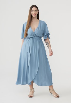 Abito avvolgente azzurro chiaro con maniche a campana corte e vita cintrata. Realizzato in tessuto morbido, presenta una silhouette fluida a forma di A.