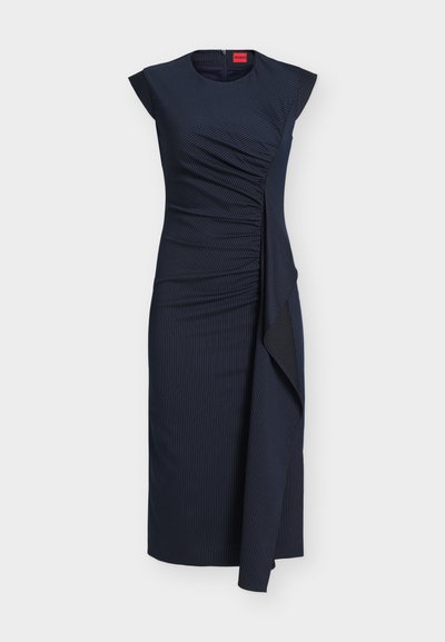 Robe midi bleu marine à fines rayures, manches courtes, devant froncé et détail drapé asymétrique sur un côté.