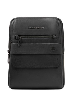 Compact zwart leren crossbodytasje met voorvak met rits, klepvak en metalen logo's van het merk.