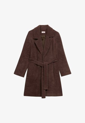 Ruskea vyöllinen takki, jossa on lovettu kaulus, valmistettu teksturoidusta kankaasta, suuret läpät ja leveät hihat. Sisävuori erivärinen.