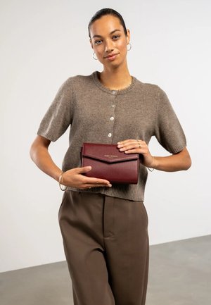 Isabel Bernard, ISABEL BERNARD HONORÉ LINA BORDEAUXROTE CLUTCH MIT ABNEHMBARER SCHULTERKETTE IB21135-052 - Clutch - red