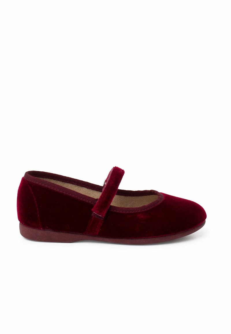Ballerines en velours rouge avec un bout arrondi, une semelle plate et une sangle ajustable sur le coup de pied. Texture douce et finition lisse.