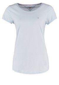 Světle modré tričko s krátkým rukávem vyrobené z měkké bavlny. Má kulatý výstřih a malé logo na hrudi. Rovný design lemování.