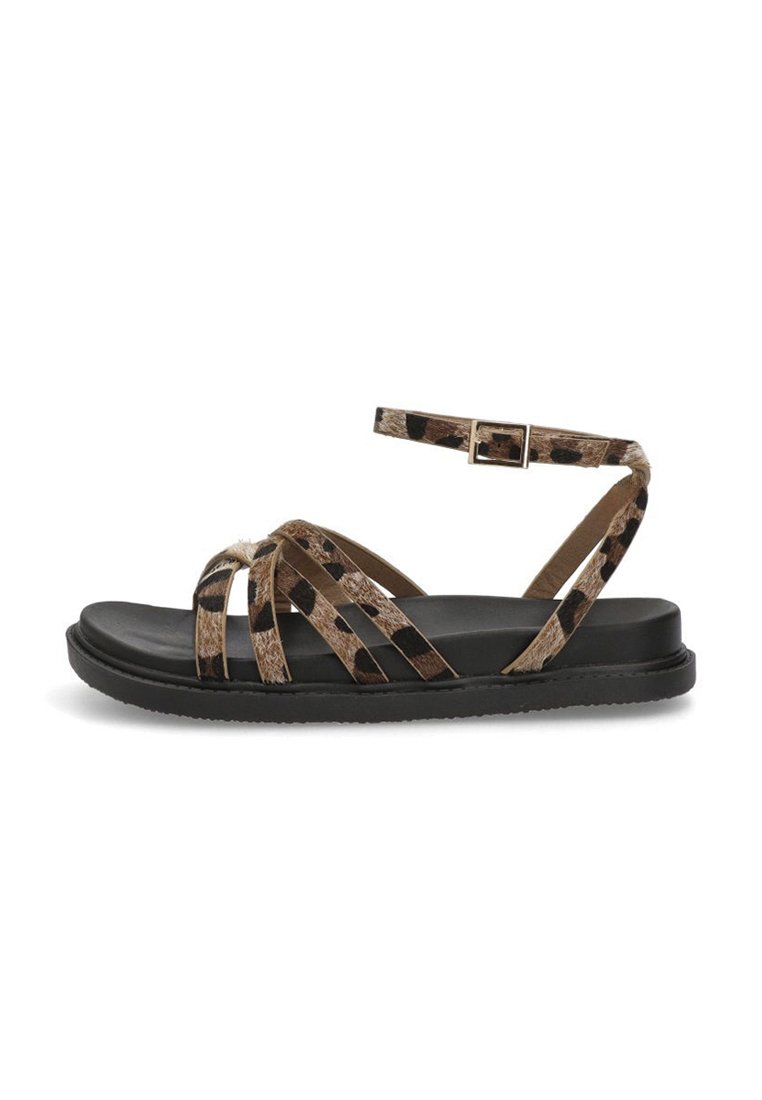 Sandalias de piel de animal en tonos marrón y negro con múltiples correas cruzadas, una hebilla y una suela gruesa negra, con una textura suave.