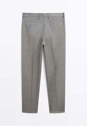 Graue maßgeschneiderte Hose aus glattem Stoff. Mit einem Bügel an der Vorderseite, zwei Gesäßtaschen und einem flachen Bund mit Gürtelschlaufen.