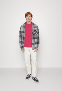 Santa Cruz OPUS HAND OVERLAY UNISEX - T-shirt estampada - magenta