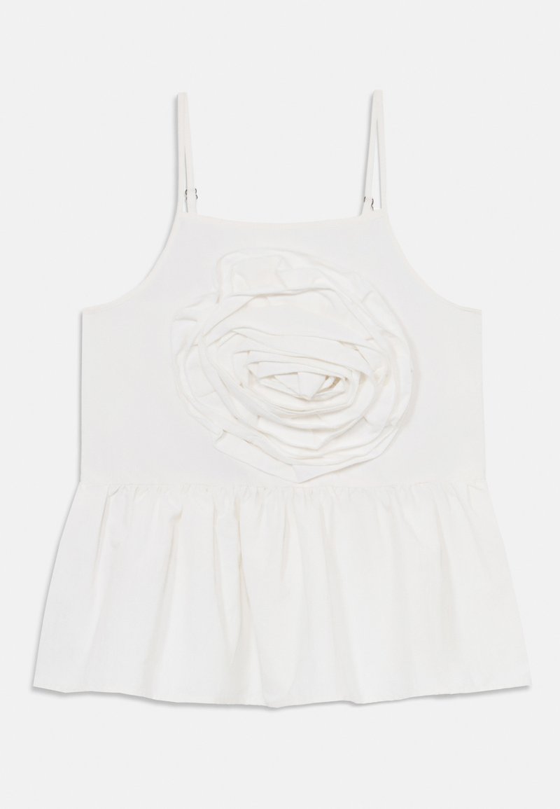 Balta berankovė viršūnė su raukšlėta tekstūra, turinti ryškią audinio rožės detalę priekyje ir platėjantį, volangą.