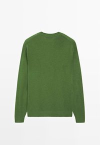 Zielony sweter z dzianiny, długie rękawy, okrągły dekolt, gładka faktura, zakończenia i mankiety z prążkowanego ściągacza, gładki tył bez wzorów i zdobień.