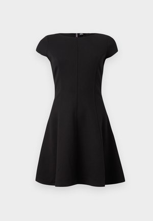 Fekete, rövidujjas ruha, testhez álló felső résszel és bővülő szoknyával. Sima anyag, térd hosszúságú dizájn és rejtett hátsó cipzár.