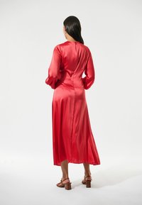 Rotes Satin-Midi-Kleid mit langen Ärmeln, runder Ausschnitt und verdecktem Reißverschluss hinten. Verfügt über eine glatte Textur und fließende Silhouette.