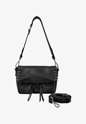 Schwarze Leder-Schultertasche mit verstellbarem Riemen, Metallösen, vorderer Klappe, Kordelzugdetails und einem abnehmbaren langen Riemen daneben.