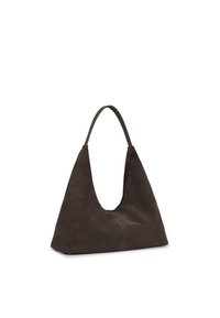 Bolso hobo de ante marrón con una apertura amplia, textura suave y una sola correa redondeada. Cuenta con un diseño minimalista y sin herrajes visibles.