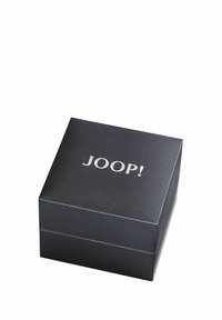 Schwarze, strukturierte quadratische Box mit silbernem "JOOP!"-Logo, das zentriert auf dem Deckel angezeigt wird, vor einem weißen Hintergrund.