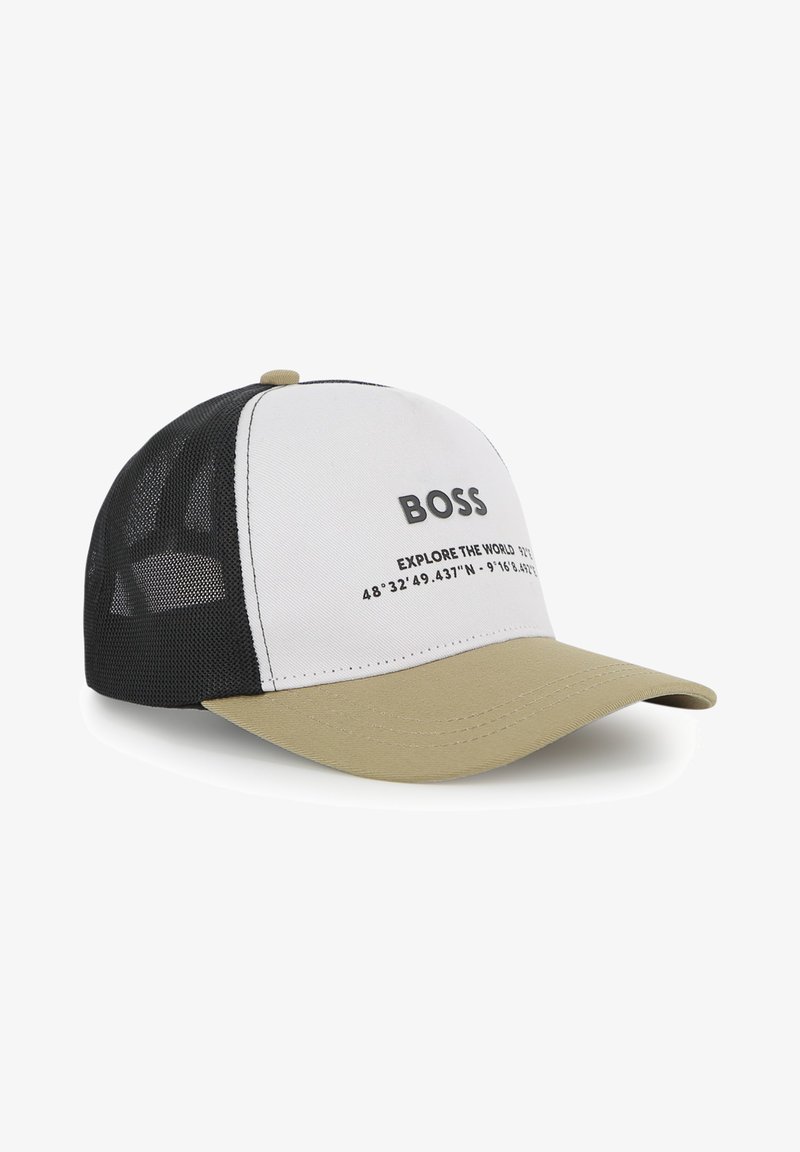 Casquette de baseball avec visière beige, panneau avant blanc, dos en mesh noir, et texte "BOSS EXPLORE THE WORLD" avec des coordonnées sur le panneau avant.