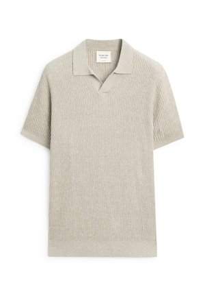 Beżowa koszulka polo z krótkim rękawem, z fakturowanym, pionowym wzorem warkocza i kołnierzem z wycięciem w kształcie litery V.