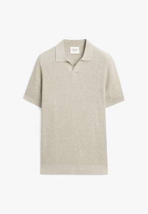 Beżowa koszulka polo z krótkim rękawem, z fakturowanym, pionowym wzorem warkocza i kołnierzem z wycięciem w kształcie litery V.