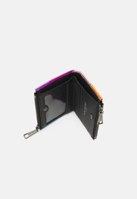 Compact wallet met een zwart leren interieur en levendige roze, oranje en paarse accenten. Inclusief kaartsleuven en een doorzichtige ID-zak.