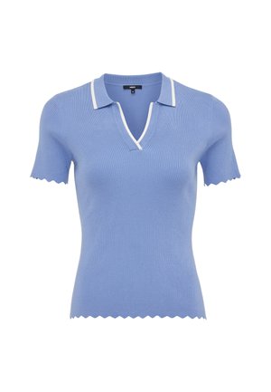 Jasnoniebieska, prążkowana koszulka polo z krótkim rękawem, falbanastym dołem oraz białym wykończeniem przy kołnierzyku i dekolcie.