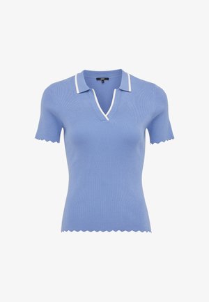 Camisa polo de punto ribeteado en azul claro, con mangas cortas, dobladillo ondulado y borde blanco en el cuello y escote.