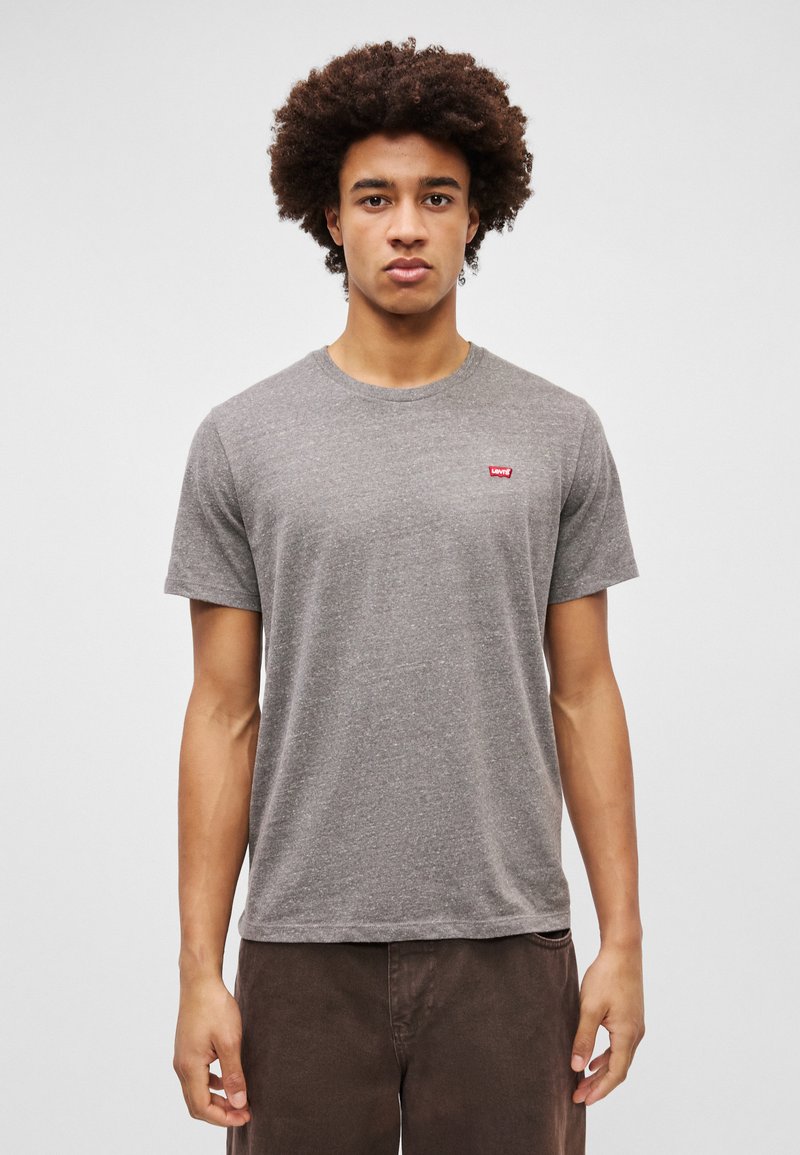 Szara koszulka z krótkim rękawem z mieszanki bawełny, z okrągłym dekoltem i małym czerwonym logo Levi's po lewej stronie klatki piersiowej.