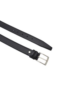 Czarny skórzany pasek z kwadratową, srebrną klamrą, gładką teksturą, wieloma otworami do regulacji oraz czystym, minimalistycznym wzorem.