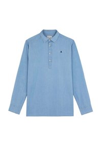 Camisa de manga larga de un suave tejido chambray en azul claro. Presenta una tapeta con botones, cuello clásico y un pequeño logo bordado en el pecho.