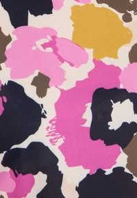 Patrón floral abstracto con grandes formas irregulares en rosa, negro, marrón, amarillo mostaza y crema sobre una superficie de tela.