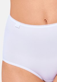 Hvidt, højtaljet undertøj i stof med en glat tekstur, der har en fin dekorativ kant langs linningen.