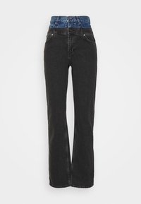 Vaqueros de mezclilla negra con cinturilla de mezclilla azul de tiro alto, diseño de pierna recta y estilo clásico de cinco bolsillos.