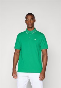 Tricou polo verde cu guler și nasturi albi, având un mic logo brodat. Material neted și mâneci scurte. Fără model vizibil.