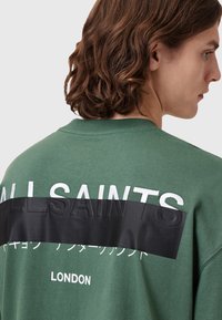 AllSaints REDACT CREW - Camiseta estampada - green