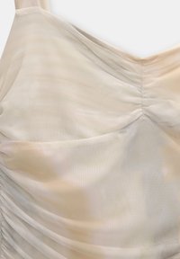 Tissu léger et semi-transparent de couleur crème douce avec des motifs texturés ondulés subtils ; détails froncés le long des coutures.