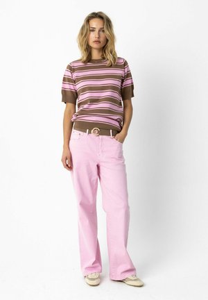 Jersey de manga corta a rayas marrón y rosa combinado con vaqueros de pierna ancha en rosa claro, con cinturón y zapatillas. Diseño sencillo y ajuste relajado.