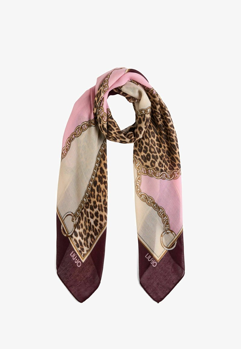 Silkkihuivi, jossa on leopardikuosi, vaaleanpunaisia ja beigejä osia sekä kultaketjuaksentteja. Reunat ovat syvän burgundin väriset. Allekirjoituslogo näkyvissä.
